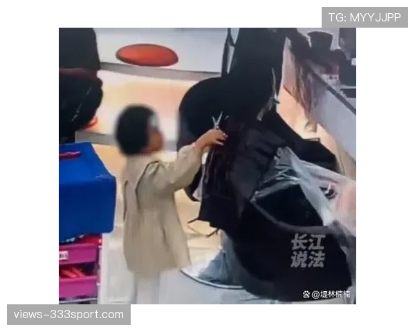 程语轩出街那套行头,直接把我三个月工资比没了 程语轩出街那套行头,直接把我三个月工资比没了
